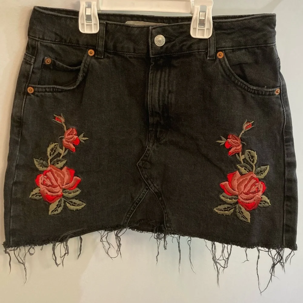 TopShop Moto black denim mini skirt with embroidered rose design size 8